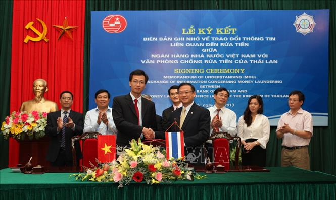 Trong ảnh: Ngân hàng Nhà nước Việt Nam và Văn phòng Chống rửa tiền Thái Lan ký kết Biên bản ghi nhớ về hợp tác trao đổi thông tin liên quan đến rửa tiền, ngày 22/7/2013, tại Hà Nội. Ảnh: Trần Việt – TTXVN