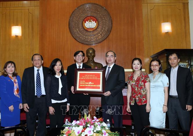 Trong ảnh: Ngày 14/6/2016, tại Hà Nội, Chủ tịch Uỷ ban Trung ương Mặt trận Tổ quốc Việt Nam Nguyễn Thiện Nhân tiếp Đại sứ Thái Lan tại Việt Nam Manopchai Vongphakdi đến trao 100 nghìn USD của Chính phủ và cộng đồng doanh nghiệp Thái Lan ủng hộ nhân dân Việt Nam bị thiệt hại do hạn hán xâm nhập mặn. Ảnh: Nguyễn Dân – TTXVN                                                                