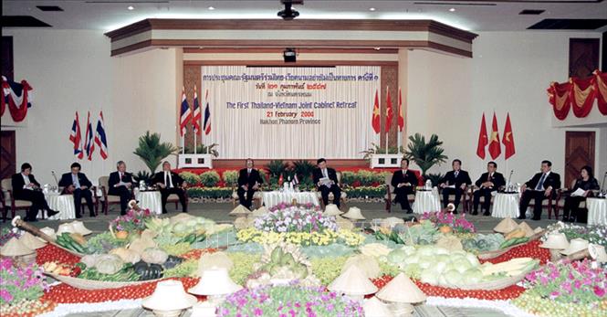 Ngày 20 - 21/2/2004, Việt Nam và Thái Lan lần đầu tiên tiến hành cuộc họp Nội các chung, tại Đà Nẵng và tỉnh Nakhon Phannom. Đây là cơ chế hợp tác song phương tầm vĩ mô do Thủ tướng hai nước đồng chủ trì, đề ra các định hướng lớn trong quan hệ hữu nghị hợp tác hai nước. Trong ảnh: Ngày 21/2/2004, tại tỉnh Nakhon Phanom (Thái Lan), Thủ tướng Phan Văn Khải và Thủ tướng Thái Lan Thaksin Shinawatra đồng chủ trì phiên họp thứ hai của Cuộc họp Nội các lần thứ nhất Việt Nam - Thái Lan. Ảnh: Thế Thuần - TTXVN