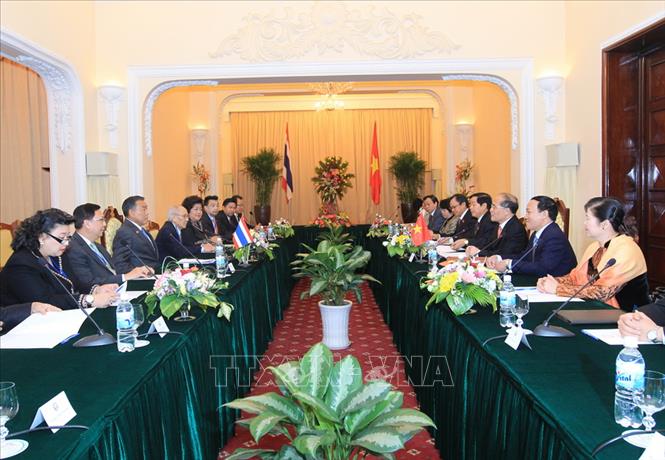 Trong ảnh: Chủ tịch Quốc hội Nguyễn Sinh Hùng hội đàm với Chủ tịch Thượng viện Thái Lan Teeradej Meepien sang thăm chính thức Việt Nam, ngày 23/12/2011. Ảnh: Nhan Sáng - TTXVN