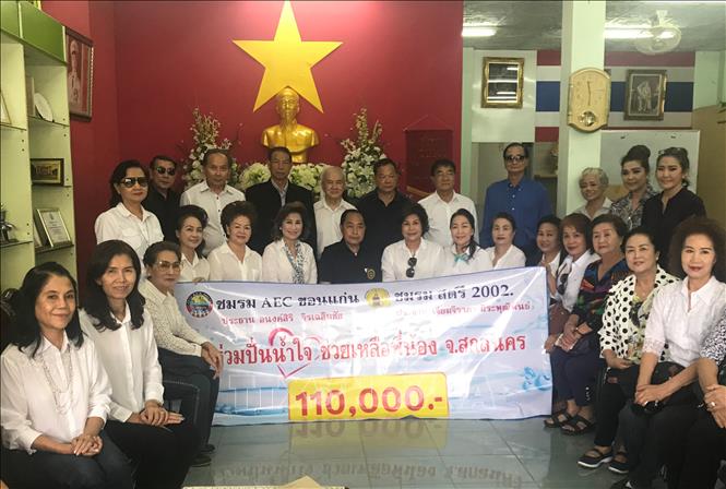 Trong ảnh: Ngày 2/8/2017, đại diện Hội Phụ nữ tỉnh Khon Kaen trao tiền hỗ trợ cho bà con tỉnh Sakhon Nakhon (Thái Lan) khắc phục hậu quả lũ lụt. Ảnh: Sơn Nam - TTXVN 