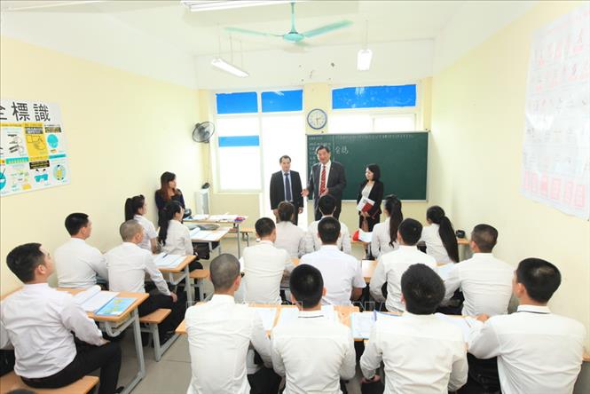Hợp tác lao động là một điểm nhấn khi lần đầu tiên hai Chính phủ đã ký kết Bản ghi nhớ về Hợp tác lao động và Thỏa thuận về Tuyển dụng lao động (tháng 7/2015). Mới đây nhất, Chính phủ Thái Lan đã thông qua chủ trương mở rộng ngành nghề cho lao động Việt Nam xuất khẩu sang Thái Lan. Trong ảnh: Ngày 20/4/2016, tại Hà Nội, Bộ trưởng Bộ Lao động Thái Lan Sirichai Distakul thăm một lớp học tại Trung tâm Lao động ngoài nước thuộc Bộ Lao động – Thương binh và Xã hội Việt Nam – nơi đào tạo lao động trước khi xuất khẩu. Ảnh: Anh Tuấn – TTXVN