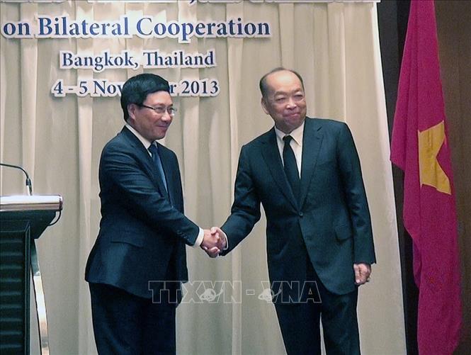 Trong ảnh: Bộ trưởng Ngoại giao Phạm Bình Minh (bên trái) và Phó Thủ tướng, Bộ trưởng Ngoại giao Thái Lan Surapong Tovichakchaikul sau khi kết thúc tốt đẹp Kỳ họp lần thứ nhất Ủy ban hỗn hợp về hợp tác song phương Việt Nam - Thái Lan lần thứ nhất, ngày 4 – 5/11/2013, tại Bangkok, Thái Lan. Ảnh: Hà Linh - TTXVN 
