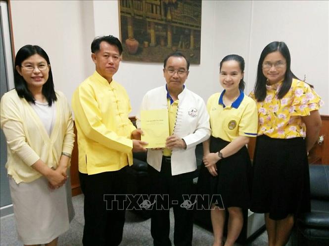 Trường Đại học Lampang Rajabhat ở miền Bắc Thái Lan đã xuất bản một cuốn sách quý bằng hai ngôn ngữ tiếng Việt và tiếng Thái mang tựa đề “Chủ tịch Hồ Chí Minh – Người đặt nền móng cho quan hệ Việt Nam – Thái Lan hiện đại”. Cuốn sách ra mắt công chúng đúng vào dịp 90 năm Bác Hồ hoạt động tại Thái Lan, 50 năm thực hiện di chúc của Người và kỷ niệm 129 năm Ngày sinh của Chủ tịch Hồ Chí Minh. Trong ảnh: Tiến sĩ Boonlue Chaimano, Chủ nhiệm bộ môn tiếng Thái thuộc Đại học Lampang Rajabhat tặng sách cho Hiệu trưởng Đại học Lampang Rajabhat Somkiat Saithanoo (17/5/2019). Ảnh: Ngọc Quang-TTXVN