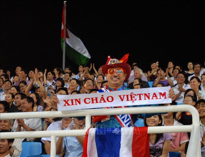 Tính đến tháng 12/2018, có hơn 300.000 lượt khách Thái Lan đến Việt Nam, tăng 14,3% so với năm 2017, đứng thứ 2 trong nhóm khách các nước Đông Nam Á tới Việt Nam và có hơn 1 triệu lượt khách Việt Nam tới Thái Lan, tăng 9,46% so với năm 2017 và đứng thứ 3 trong nhóm khách các nước Đông Nam Á tới Thái Lan. Trong ảnh: Cổ động viên Thái Lan tại lễ khai mạc Đại hội thể thao châu Á trong nhà lần thứ 3 (ASIAN Indoor Games III) trên sân vận động quốc gia Mỹ Đình (Hà Nội), tối 30/10/2009. Ảnh: Quốc Khánh - TTXVN