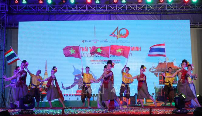 Trong ảnh: Các tiết mục văn nghệ trong lễ khai mạc chương trình 