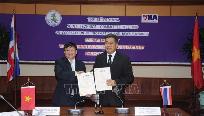 Trong ảnh: Phó Tổng giám đốc Đinh Đăng Quang và người đồng cấp Cục quan hệ công chúng Thái Lan (PRD) Charoon Chaisorn ký Biên bản Kỳ họp Ủy ban kỹ thuật hỗn hợp lần thứ 14 giữa Thông tấn xã Việt Nam và Cục quan hệ công chúng Thái Lan, ngày 27/9/2017, tại Bangkok. Ảnh: TTXVN 
