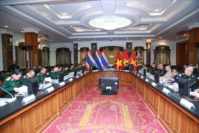 Hợp tác chính trị, an ninh và quốc phòng Việt Nam - Thái Lan tiếp tục được đẩy mạnh thông qua trao đổi đoàn cấp cao thăm viếng lẫn nhau và nhiều cơ chế hợp tác mới, thực chất đã được thiết lập sau khi hai nước nâng cấp quan hệ lên đối tác chiến lược, như Ủy ban hỗn hợp về Hợp tác song phương, Đối thoại chính trị, an ninh, quốc phòng, Tham vấn lãnh sự... Trong ảnh: Cuộc họp chung lần thứ 2 Ủy ban Đối thoại Hợp tác An ninh (Chính sách Quốc phòng) giữa Việt Nam và Thái Lan, ngày 15/8/2018, tại thủ đô Bangkok. Ảnh: Sơn Nam - TTXVN