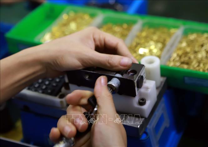 Trong ảnh: Lắp khóa cho xe máy tại Công ty TNHH Công nghiệp Minda Việt Nam (khu công nghiệp Bình Xuyên). Ảnh: Hoàng Hùng - TTXVN