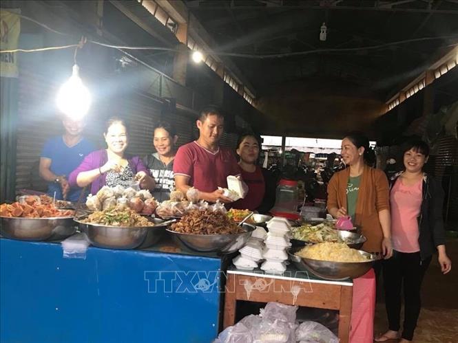 Trong ảnh: Nhóm cơ chay Thiện Duyên chuẩn bị các suất cơm từ thiện. Ảnh:  K GỬIH -TTXVN 