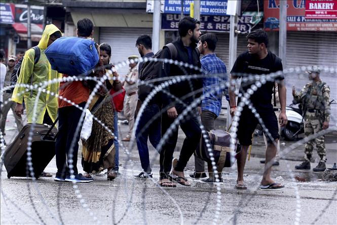 Trong ảnh: Người dân trên đường phố tại Jammu, ngày 5/8/2019. Ảnh: AFP/ TTXVN