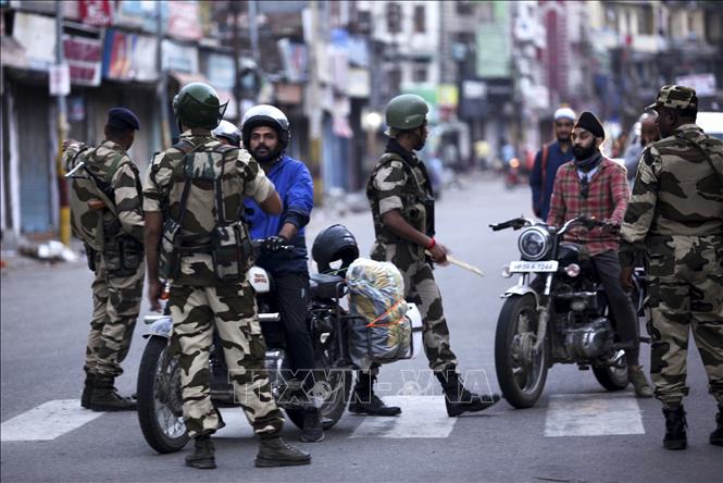 Trong ảnh: Lực lượng an ninh tuần tra tại Jammu, ngày 5/8/2019. Ảnh: AFP/ TTXVN