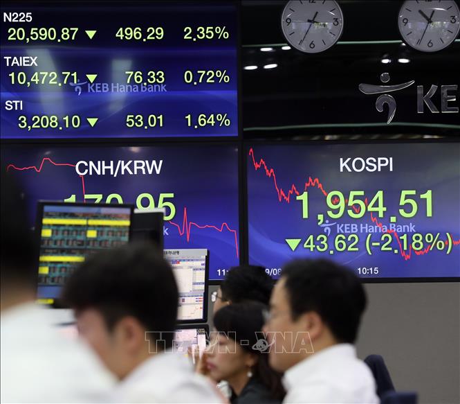 Trong ảnh: Bảng tỉ giá chứng khoán tại Seoul, Hàn Quốc, ngày 5/8/2019. Ảnh: Yonhap/ TTXVN