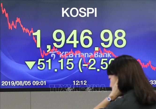 Trong ảnh: Bảng tỉ giá chứng khoán tại Seoul, Hàn Quốc, ngày 5/8/2019. Ảnh: Yonhap/ TTXVN