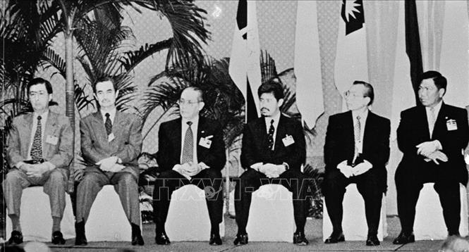 Trong ảnh: Bộ trưởng Ngoại giao Việt Nam Nguyễn Mạnh Cầm (thứ hai, từ phải sang) và Bộ trưởng Ngoại giao các nước Philippines, Malaysia, Indonesia, Brunei và Thái Lan dự Hội nghị Bộ trưởng Ngoại giao ASEAN lần thứ 12 tại Singapore (13/2/1997). Ảnh: Tư liệu TTXVN