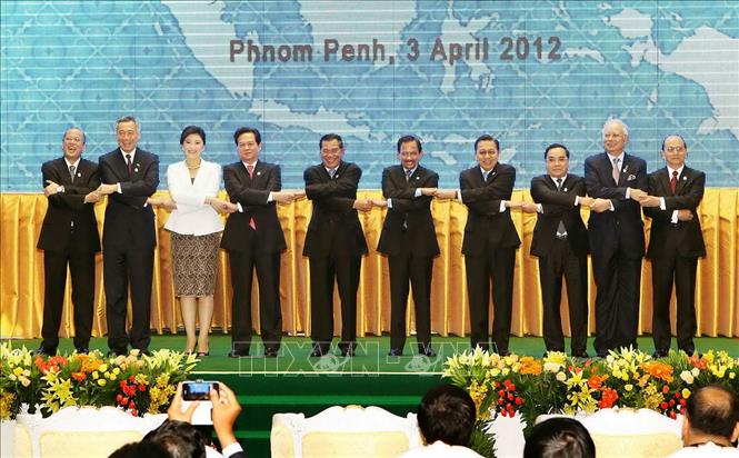 Trong ảnh: Các nhà lãnh đạo ASEAN chụp ảnh chung tại Lễ khai mạc Hội nghị Cấp cao ASEAN lần thứ 20 ở Thủ đô Phnom Penh (Campuchia), ngày 3/4/2012. Ảnh: Đức Tám – TTXVN