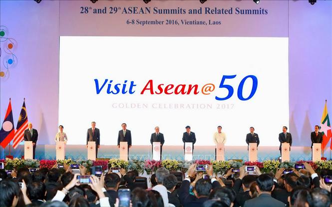 Trong ảnh: Các nhà lãnh đạo ASEAN nhấn nút khởi động Chiến dịch Du lịch ASEAN@50, tại Hội nghị Cấp cao ASEAN lần thứ 28-29, tổ chức tại Thủ đô Viêng Chăn (Lào), ngày 6/9/2016. Ảnh: Thống Nhất – TTXVN