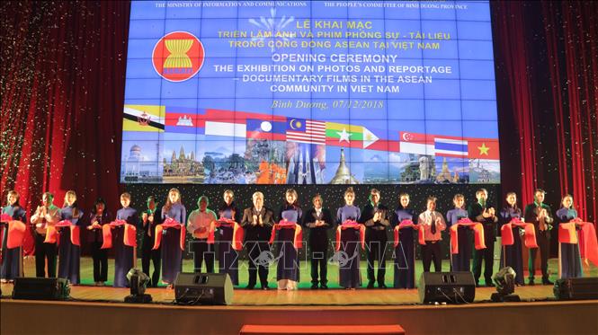 Trong ảnh: Khai mạc Triển lãm ảnh và phim phóng sự - tài liệu trong Cộng đồng ASEAN, ngày 7/12/2018, tại Bình Dương. Ảnh: Huyền Trang – TTXVN