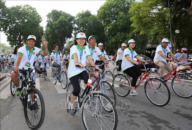 Trong ảnh: Đại biểu đạp xe hưởng ứng tại Chương trình 