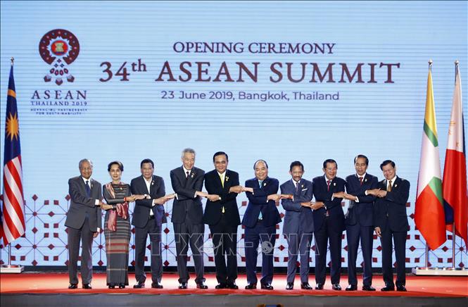 Trong ảnh: Các nhà lãnh đạo ASEAN chụp ảnh chung tại Lễ khai mạc Hội nghị Cấp cao ASEAN lần thứ 34 ở Bangkok (Thái Lan), sáng 23/6/2019. Ảnh: Thống Nhất – TTXVN