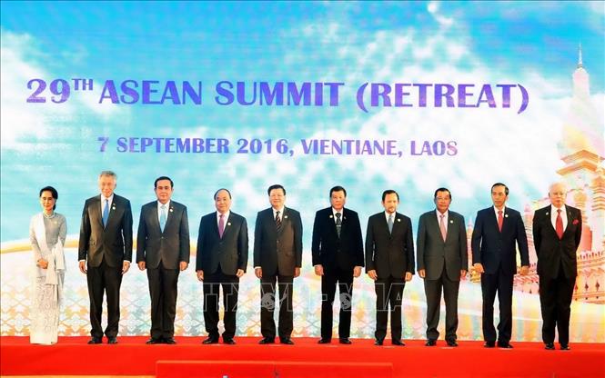 Trong ảnh: Các nhà lãnh đạo ASEAN chụp ảnh chung tại phiên họp hẹp Hội nghị Cấp cao ASEAN lần thứ 29, sáng 7/9/2016, tại Thủ đô Viêng Chăn (Lào). Ảnh: Thống Nhất – TTXVN