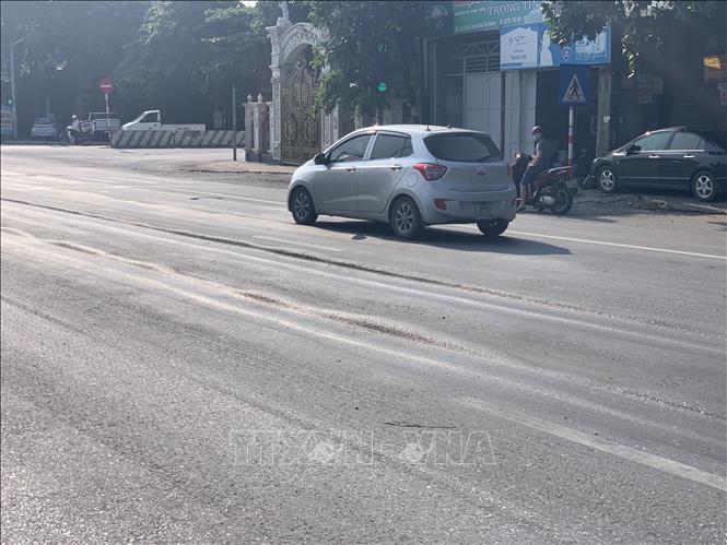 Trong ảnh: Mặt đường hằn lún vệt bánh xe và có một số đoạn vệt hằn sâu trên quốc lộ 5. Ảnh: Hiền Anh - TTXVN