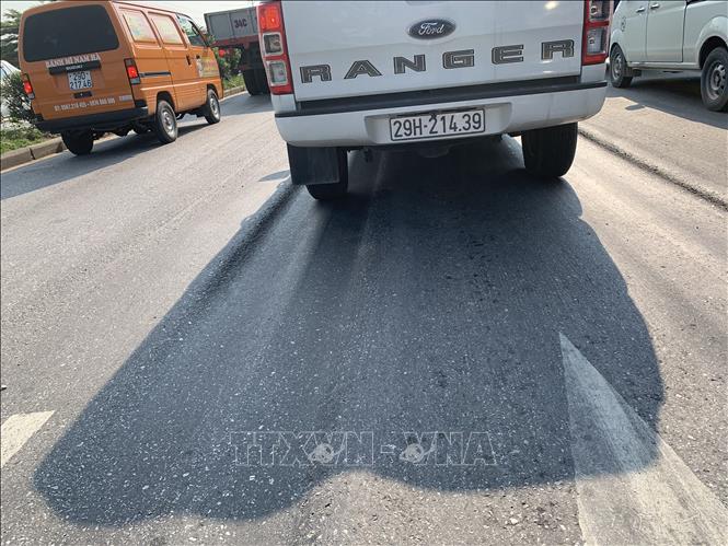 Trong ảnh: Mặt đường hằn lún vệt bánh xe và có một số đoạn vệt hằn sâu trên quốc lộ 5. Ảnh: Hiền Anh - TTXVN