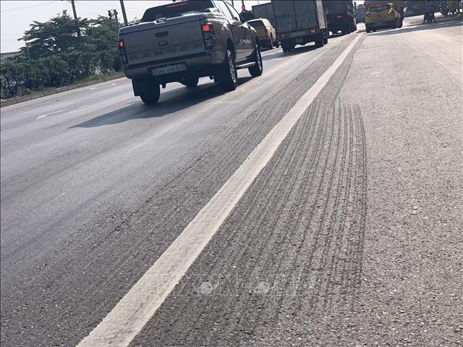 Trong ảnh: Mặt đường hằn lún vệt bánh xe nhiều điểm trên quốc lộ 5. Ảnh: Hiền Anh - TTXVN