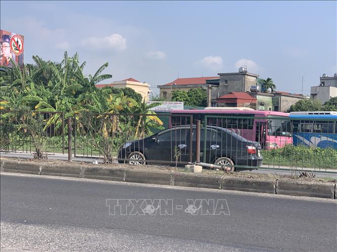 Trong ảnh: Hàng rào phân cách đã cũ, mọt gãy, nhiều đoạn đã mất không được thay thế kịp thời. Ảnh: Hiền Anh - TTXVN