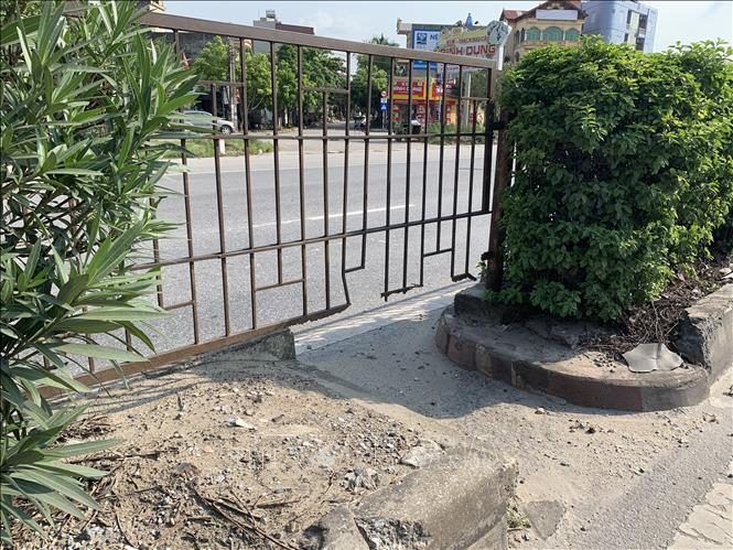 Trong ảnh: Hàng rào phân cách đã cũ, mọt gãy, nhiều đoạn đã mất không được thay thế kịp thời. Ảnh: Hiền Anh - TTXVN