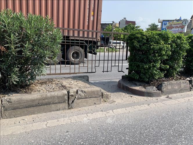 Trong ảnh: Hàng rào phân cách đã cũ, mọt gãy, nhiều đoạn đã mất không được thay thế kịp thời. Ảnh: Hiền Anh - TTXVN
