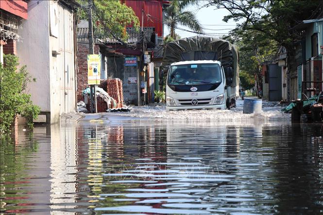 Trong ảnh: Đường trục chính dẫn lên UBND phường Phong Khê, thành phố Bắc Ninh bị ngập úng cục bộ. Ảnh: Thanh Thương – TTXVN