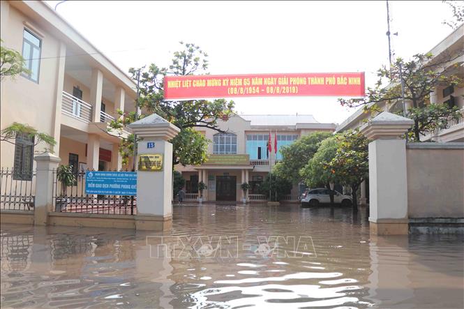 Trong ảnh: Trụ sở UBND phường Phong Khê, thành phố Bắc Ninh bị ngập úng cục bộ. Ảnh: Thanh Thương – TTXVN