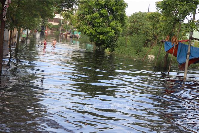 Trong ảnh: Đường vào các trường tiểu học và trung học cơ sở Phong Khê bị ngập úng sâu. Ảnh: Thanh Thương – TTXVN