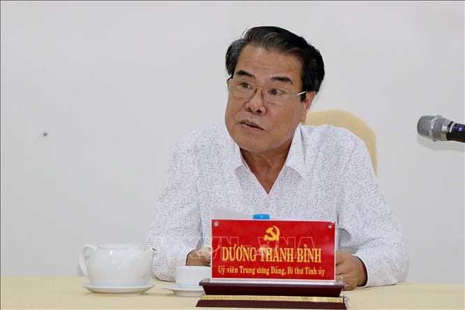 Trong ảnh: Bí thư Tỉnh ủy Cà Mau Dương Thanh Bình lắng nghe ý kiến phản ảnh, kiến nghị tại buổi đối thoại với công dân. Ảnh Kim Há - TTXVN