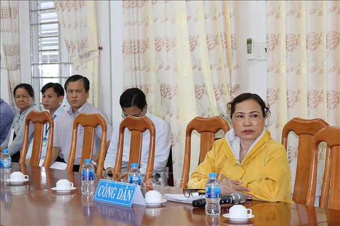 Trong ảnh: Bà Hà Thị Thu (ấp Tân An B, xã tạ An Khương Đông, huyện Đầm Dơi) phản ảnh, kiến nghị xem xét, giải quyết vụ việc liên quan đến vụ việc bến phà Tam Bô tại buổi đối thoại. Ảnh: Kim Há -TTXVN