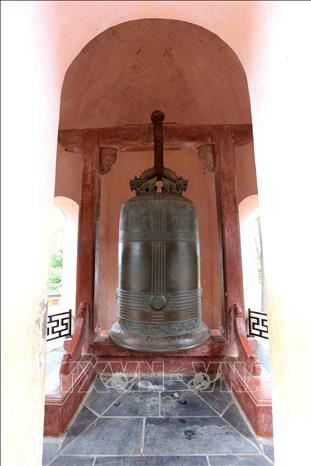 Trong ảnh: Bảo vật quốc gia Đại Hồng Chung (đúc năm 1710, nặng 1.985,8 kg) trong khuôn viên chùa Thiên Mụ. Ảnh: Nhật Anh - TTXVN