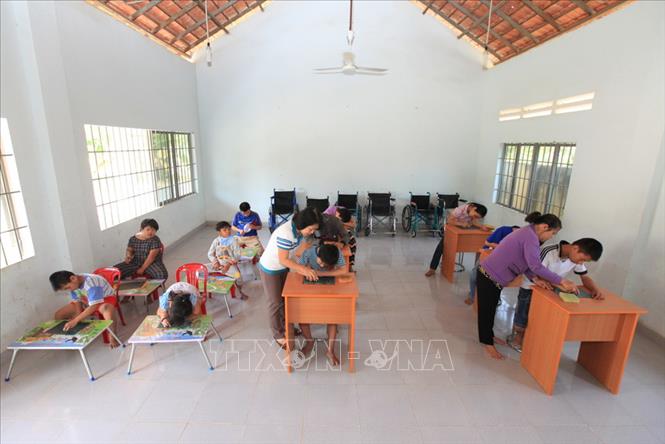 Trong ảnh: Ngoài các hoạt động nuôi dưỡng, Trung tâm Nuôi dưỡng, phục hồi chức năng cho nạn nhân chất độc da cam/dioxin tỉnh Tây Ninh còn dạy trẻ viết chữ, phân biệt các loại màu, thời gian, các loại thực phẩm thường được sử dụng trong ăn uống, các vật dụng trong sinh hoạt (2016). Ảnh: Anh Tuấn – TTXVN
