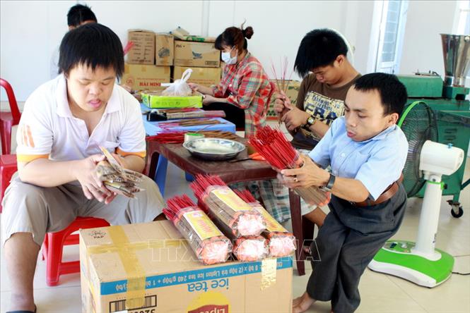 Trong ảnh: Các nạn nhân chất độc da cam/dioxin học nghề tại cơ sở nuôi dưỡng quận Thanh Khê, Đà Nẵng (2015). Ảnh: Dương Ngọc – TTXVN