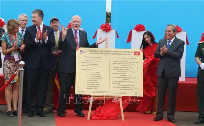 Sáng 20/4/2019, tại Đồng Nai, Cơ quan Phát triển Quốc tế Hoa Kỳ (USAID) và Quân chủng Phòng không - Không quân Việt Nam tổ chức Lễ khởi động Dự án xử lý dioxin tại sân bay Biên Hòa - điểm nóng ô nhiễm dioxin lớn nhất ở Việt Nam. Trong ảnh: Phó Thủ tướng Thường trực Trương Hòa Bình, Thượng nghị sĩ Patrick Leahy, Đại sứ Hoa Kỳ tại Việt Nam Daniel Kritenbrink và các đại biểu thực hiện nghi thức khởi động Dự án xử lý ô nhiễm dioxin sân bay Biên Hòa. Ảnh: Sỹ Tuyên – TTXVN