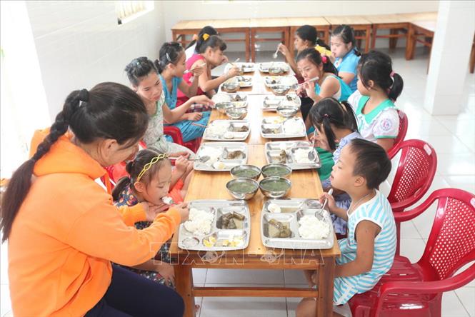Trong ảnh: Trung tâm Bảo trợ nạn nhân chất độc da cam/dioxin và trẻ em khuyết tật tỉnh Quảng Nam chăm sóc bán trú cho hàng chục trẻ của thành phố Tam Kỳ, huyện Núi Thành và huyện Phú Ninh. Ảnh: Anh Tuấn – TTXVN