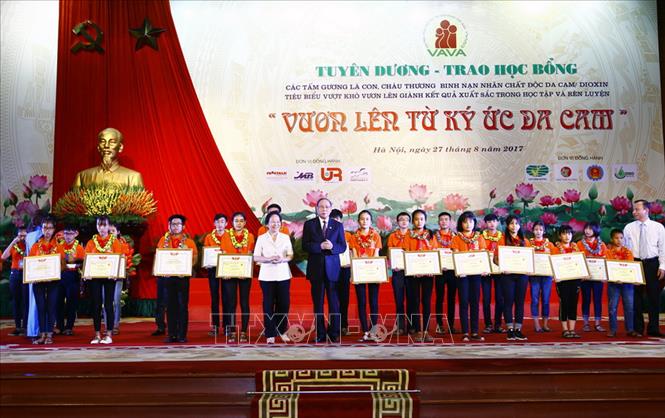 Trong ảnh: Trao tặng Bằng khen cho các học sinh là con, cháu thương binh, nạn nhân chất độc da cam/dioxin tiêu biểu, vượt khó vươn lên, giành kết quả xuất sắc trong học tập và rèn luyện, ngày 27/8/2017. Ảnh: An Đăng – TTXVN