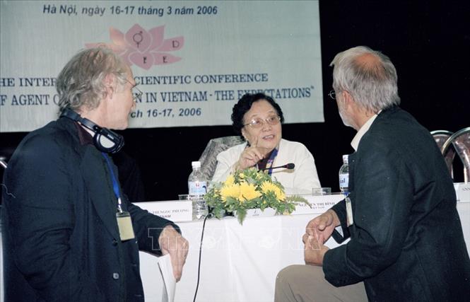 Trong ảnh: Bà Nguyễn Thị Bình, nguyên Phó Chủ tịch nước, Chủ tịch danh dự Hội Nạn nhân chất độc da cam/dioxin Việt Nam, Chủ tịch Quỹ Hòa bình và Phát triển Việt Nam trao đổi với các đại biểu quốc tế tại Hội nghị khoa học quốc tế 