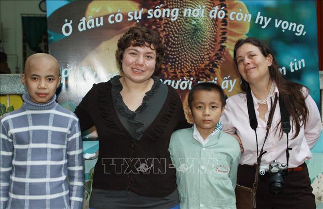 Ngày 4/1/2010, đoàn đại biểu thuộc Tổ chức “Sáng kiến Hòa bình Cựu chiến binh Mỹ tại Việt Nam” (VVPI) do bà Mokie Pratt Porter, Phó Chủ tịch VVPI, Giám đốc Thông tin của tổ chức “Cựu chiến binh Mỹ tham chiến tại Việt Nam” (VVA) dẫn đầu, đến thăm Bệnh viện K, cơ sở 2 Tam Hiệp, huyện Thanh Trì (Hà Nội) để thăm, tặng quà, tìm hiểu hậu quả chất độc da cam/dioxin ở Việt Nam. Ảnh: Doãn Tấn – TTXVN