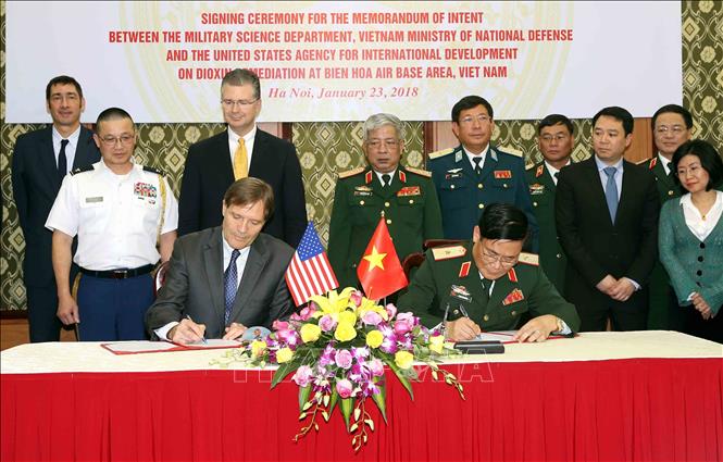 Trong ảnh: Lễ ký bản ghi nhận ý định giữa Cục khoa học quân sự, Bộ Quốc phòng Việt Nam với Cơ quan Phát triển Quốc tế Hoa Kỳ (USAID) về xử lý ô nhiễm dioxin ở khu vực sân bay Biên Hòa, Việt Nam (23/1/2018). Ảnh: An Đăng - TTXVN