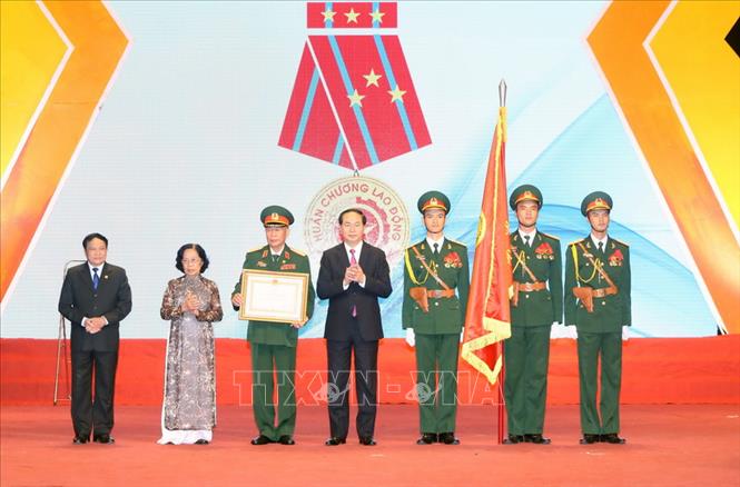 Trong ảnh: Chủ tịch nước Trần Đại Quang trao tặng Huân chương Lao động hạng Nhất cho Hội Nạn nhân chất độc da cam/dioxin Việt Nam, tại Lễ mít tinh kỷ niệm 55 năm Thảm họa da cam ở Việt Nam (10/8/1961 – 10/8/2016), sáng 10/8/2016, tại Hà Nội. Ảnh: Nhan Sáng – TTXVN