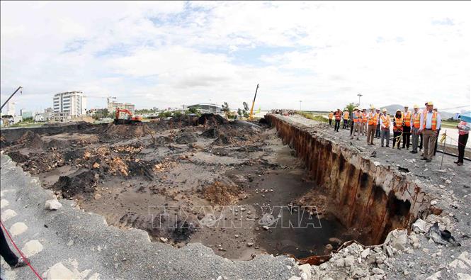 Trong ảnh: Chiều 17/10/2017, trong chuyến đi tới Việt Nam để làm việc về công tác khắc phục hậu quả chiến tranh, đoàn Nghị sỹ Quốc hội Mỹ do Hạ nghị sỹ Ted Yoho, Chủ tịch Tiểu ban châu Á và Thái Bình Dương thuộc Ủy ban Đối ngoại Hạ viện Mỹ làm Trưởng đoàn, đến thị sát công trường Dự án Xử lý môi trường ô nhiễm dioxin khu vực sân bay Đà Nẵng. Ảnh: Trần Lê Lâm – TTXVN