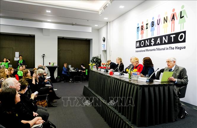 Trong ảnh: Sau 6 tháng điều tra và 2 ngày xét xử, kết thúc phiên tòa luận tội Công ty hóa chất Monsanto (Mỹ), ngày 18/4/2017, Tòa án Quốc tế tại La Hay (Hà Lan) đã ra phán quyết kết án Công ty Monsanto về tội hủy diệt môi trường, gây tác hại lâu dài tới hệ sinh thái và cuộc sống của người dân nhiều nước, trong đó có Việt Nam. Ảnh: AFP/TTXVN