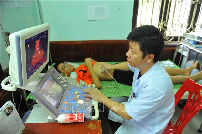 Trong ảnh: Cán bộ Bệnh viện Công an tỉnh Ninh Bình khám chữa cho bệnh nhân. Ảnh: Minh Đức - TTXVN