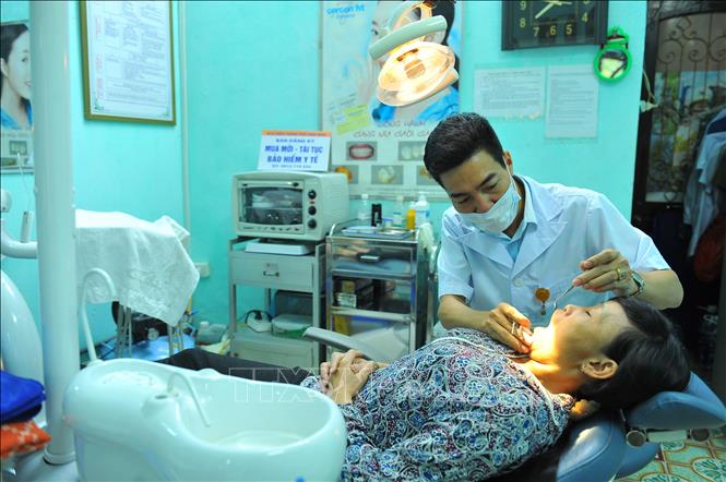 Trong ảnh: Cán bộ Bệnh viện Công an tỉnh Ninh Bình khám chữa cho bệnh nhân. Ảnh: Minh Đức - TTXVN